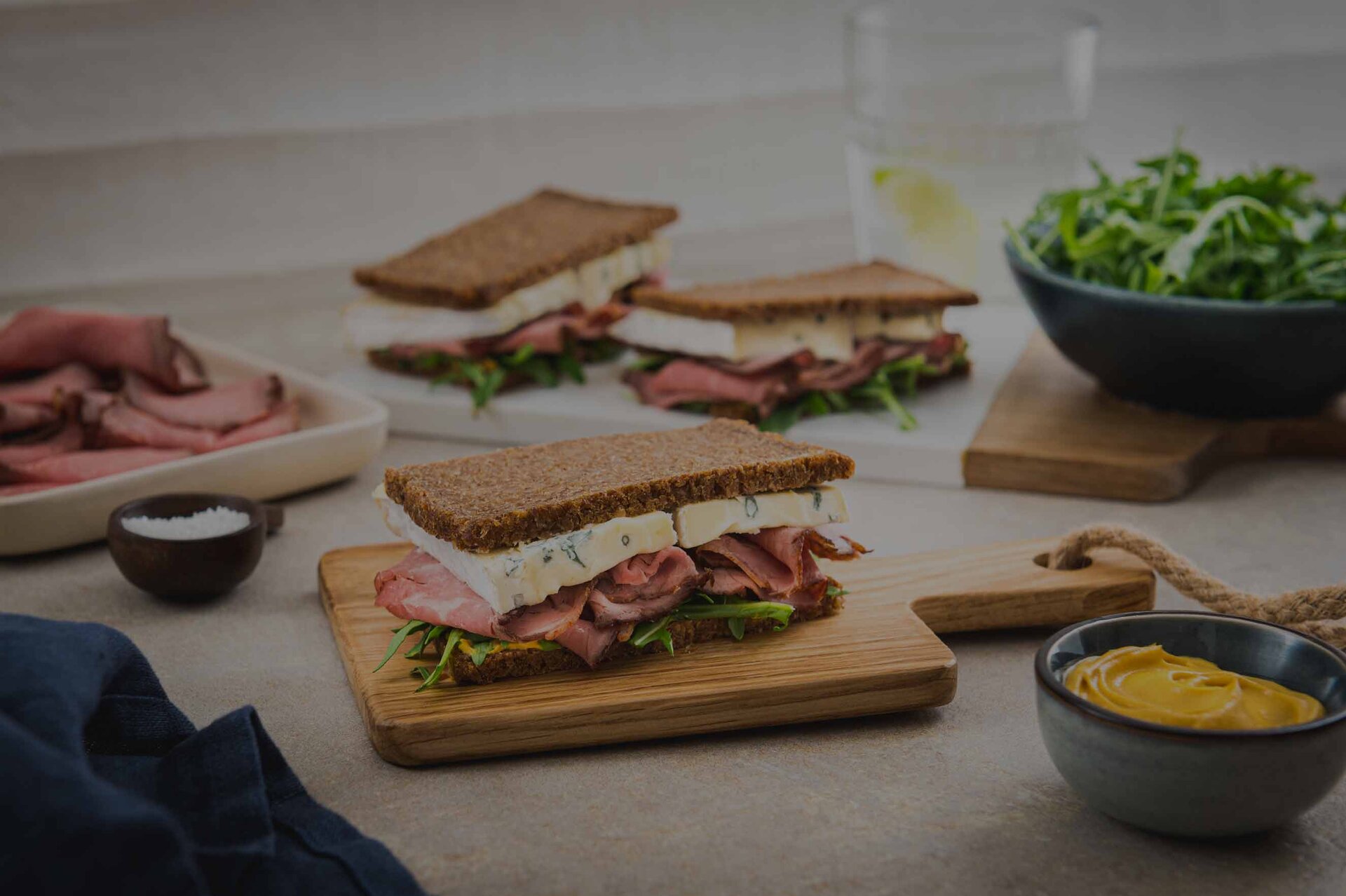 Sandwich mit Vollkornbrot, Käse und Wurst